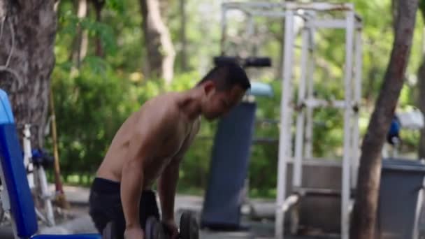 Muscular Tailandés Hombre Deja Los Pesos Suelo Horizontal Local Street — Vídeo de stock
