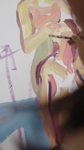 Неузнаваемая Женщина Рисует Силуэты Вертикальная Художественная Концепция Fhd — стоковое видео