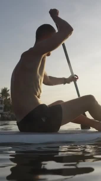 Batılı Bir Adam Arka Planda Fhd Dikey Bir Kadınla Sörf — Stok video
