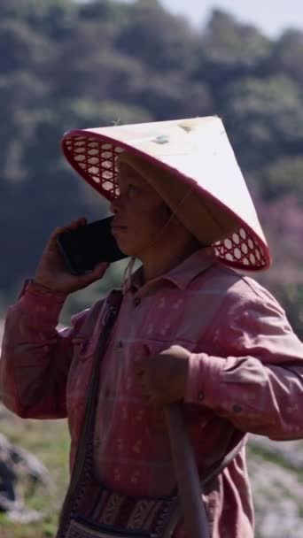 山村里的果园 一个女人在用智能手机说话 Fhd垂直的传统生活方式 — 图库视频影像