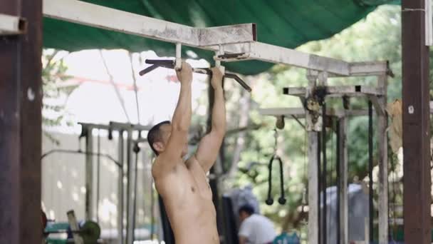 Uomo Forte Facendo Pullup Parco Thailandia Orizzontale Strada Locale Palestra — Video Stock