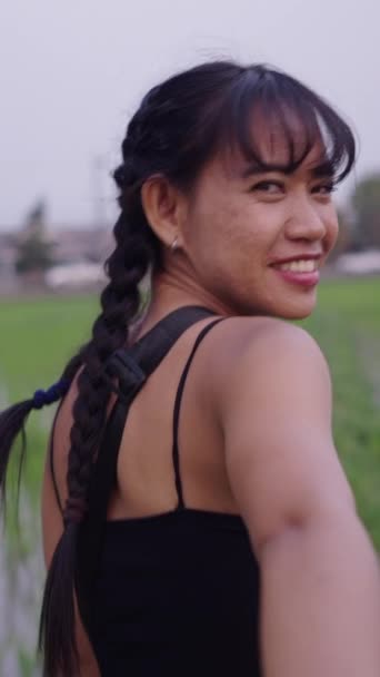 Thai Flicka Håller Kameraman Hand Och Går Ett Fält Fhd — Stockvideo