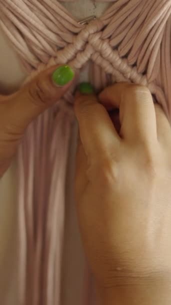 Różowa Sukienka Odbierająca Węzły Kobiecych Rąk Fhd Vertical Video — Wideo stockowe
