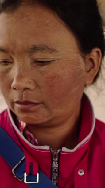 身穿粉色夹克的亚洲妇女用手做一些活动 Fhd垂直传统生活方式 — 图库视频影像