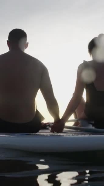 Yetişkin Sırt Üstü Denizde Günbatımını Seyrediyor Fhd Dikey — Stok video