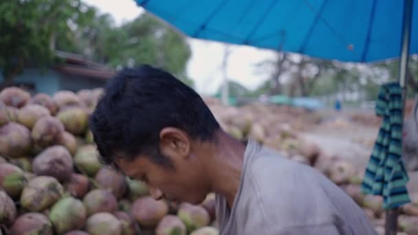 一个正在做椰子和微笑的男人的侧影 4K水平视频 — 图库视频影像