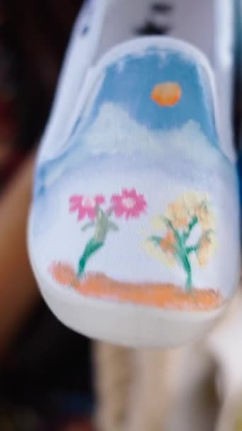 Красиві Білі Тапочки Пофарбованим Пейзажем Fhd Вертикальне Відео — стокове відео