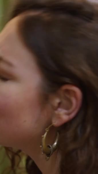 Wanita Barat Yang Cantik Memainkan Piano Dengan Penuh Semangat Video — Stok Video