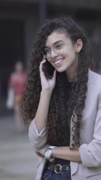 Muž Fotograf Fotografování Fotografování Mladá Maročanka Usmívající Při Volání Mobilní — Stock video