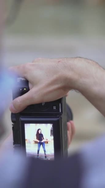 Fotógrafo Profissional Com Câmera Dslr Tirando Fotos Uma Jovem Marroquina — Vídeo de Stock