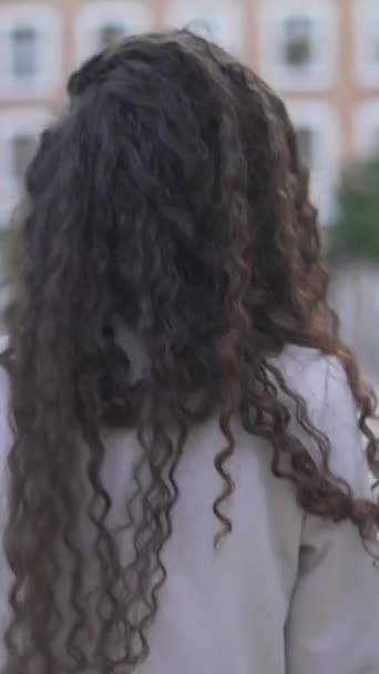 Марокканська Жінка Довгим Кучерявим Волоссям Ходить Міському Парку Вдень Вид — стокове відео