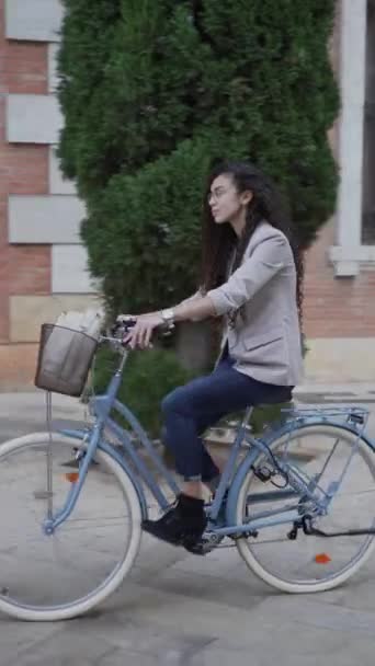Marockanska Kvinnliga Bär Casual Ridning Cykel Dagtid Spårning Vertikalt — Stockvideo