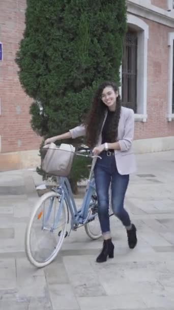 Marockansk Modell Med Cykel Pose Och Leenden Vid Kameran Zooma — Stockvideo