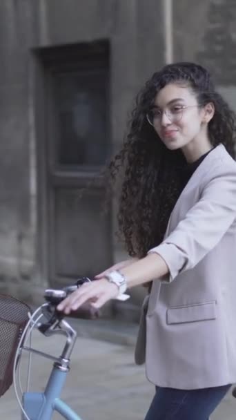 Марокканка Очках Длинными Вьющимися Волосами Позирующая Велосипеде Портативный Вертикальный — стоковое видео