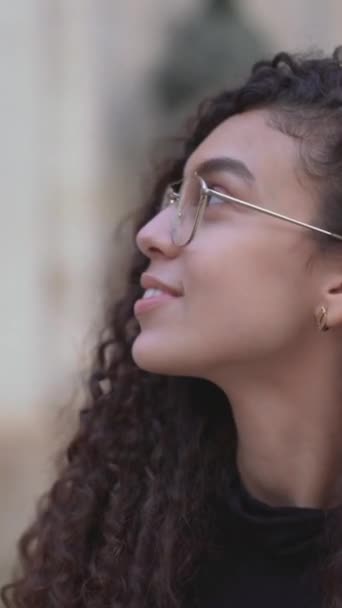Usmívající Marocká Žena Brýlích Obdivuje Krásu Městských Budov Zavřít Svisle — Stock video