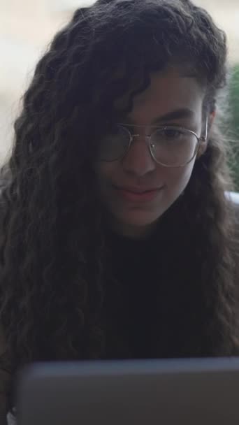 Ung Marockansk Flicka Med Lockigt Hår Bär Glasögon Med Hjälp — Stockvideo