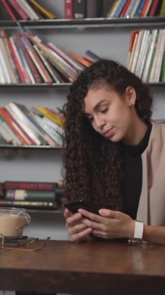Молода Бізнес Леді Називає Когось Мобільному Телефоні Маючи Кавові Перерви — стокове відео