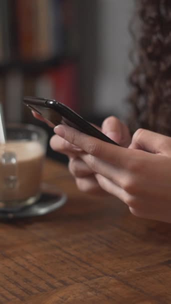 Handen Van Jonge Vrouw Typen Smartphone Met Een Kopje Romige — Stockvideo