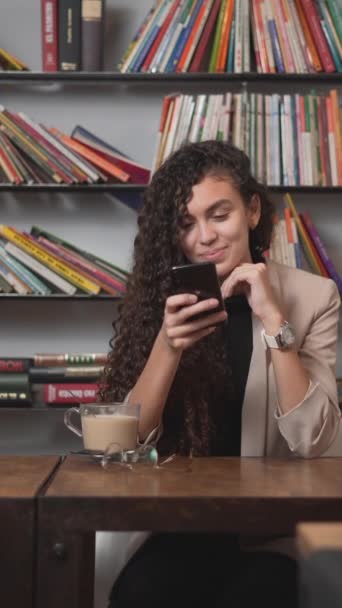 Meisje Sms Telefoon Met Book Shelf Achtergrond Bij Cafe Restaurant — Stockvideo