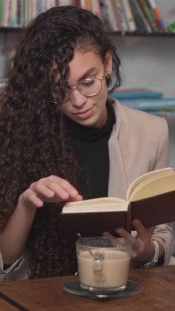 Krásná Marocká Podnikatelka Těší Dobré Čtení Knihovně Vertikální — Stock video