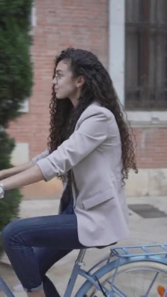 Марокканская Девушка Пальто Велосипеде Фонтану Города Close Вертикаль — стоковое видео