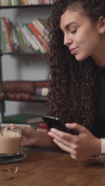 Vrouw Drinkt Koffie Glimlacht Terwijl Sms Mobiele Telefoon Close Verticaal — Stockvideo
