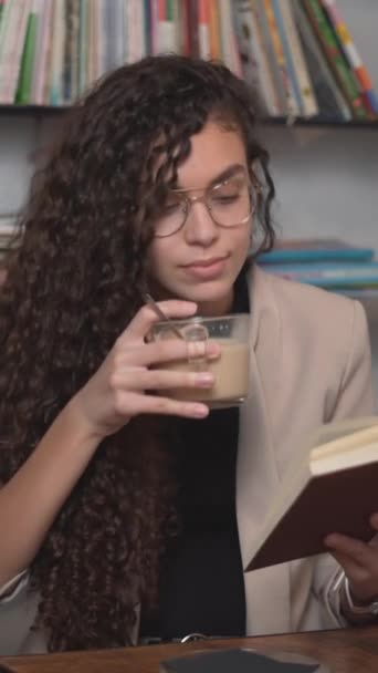 Jeune Femme Marocaine Buvant Café Tout Lisant Livre Intéressant Gros — Video