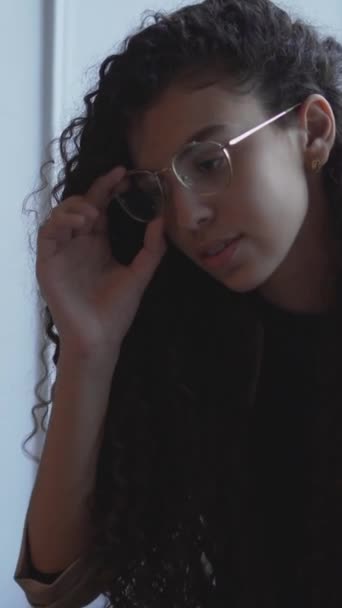 Marocká Žena Odstranit Brýle Pracuje Notebooku Zavřít Svisle — Stock video