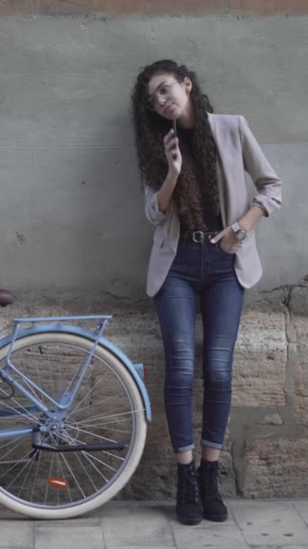 Девушке Велосипедом Звонят Смартфона Статический Выстрел Вертикальный — стоковое видео
