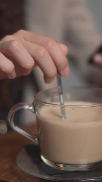 Gekrulde Vrouw Roeren Drinkt Koffie Tijdens Het Gebruik Van Mobiele — Stockvideo
