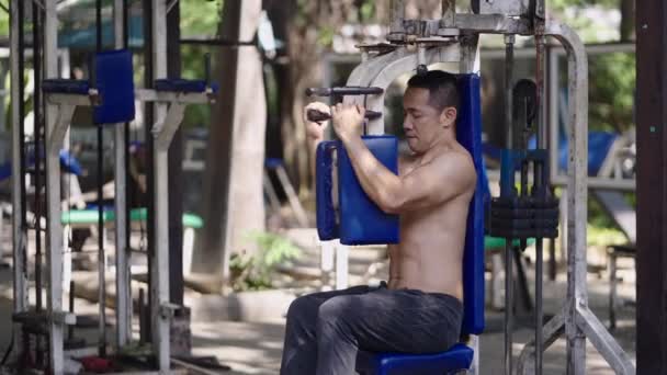 Homem Exercitando Seu Peito Com Uma Prensa Peito Horizontal Local — Vídeo de Stock