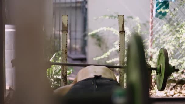Nerozpoznatelný Muž Dělá Ploché Lavice Pro Hrudník Horizontal Místní Pouliční — Stock video
