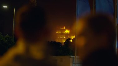 Tanınmayan iki adam yangına tanık oldu - 4K Yatay Şarjör