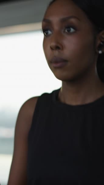 Femme Africaine Regardant Coucher Soleil Tout Utilisant Tapis Roulant Dans — Video