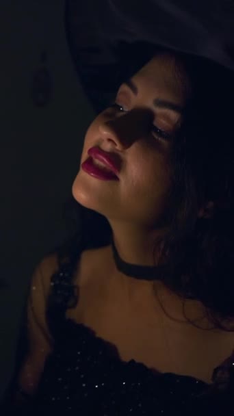 Kolombiyalı Cadı Şapkalı Kadın Karanlık Oda Ampul Dolaşıyor Cadılar Bayramı — Stok video