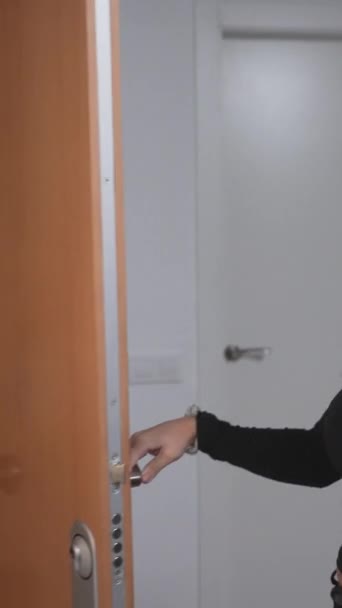 Колумбійська Жінка Відкриває Двері Вітає Привітає Свого Друга Середній Постріл — стокове відео
