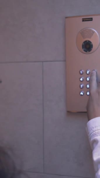 Fiatal Spanyol Lány Nyomja Gombokat Numerikus Keypad Videó Kaputelefon Telepítve — Stock videók