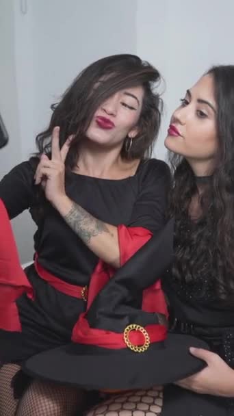 Dvě Atraktivní Kolumbijské Ženy Černých Kostýmech Čarodějnice Které Berou Selfies — Stock video