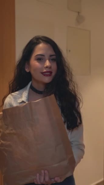 Genç Bir Bayan Valencia Spanya Bir Apartmanın Kapısından Girerken Kız — Stok video