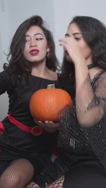 Mooie Vrouwen Halloween Heks Kostuums Nemen Selfies Slaapkamer Terwijl Het — Stockvideo
