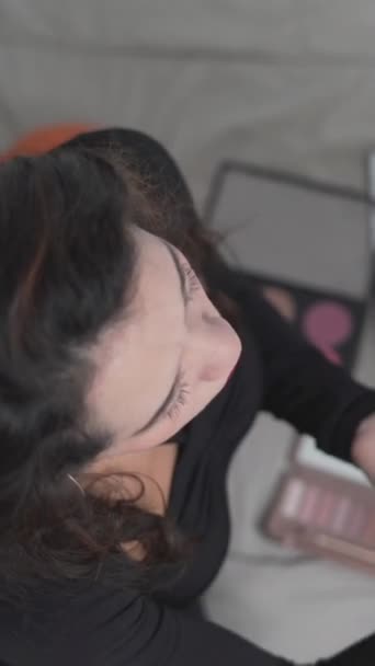 Високий Кут Зору Двох Колумбійських Жінок Сидять Ліжку Макіяж Сесії — стокове відео