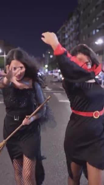 Zwei Wunderschöne Kolumbianische Frauen Hexenkostümen Mit Besenstielen Laufen Halloween Feiertag — Stockvideo