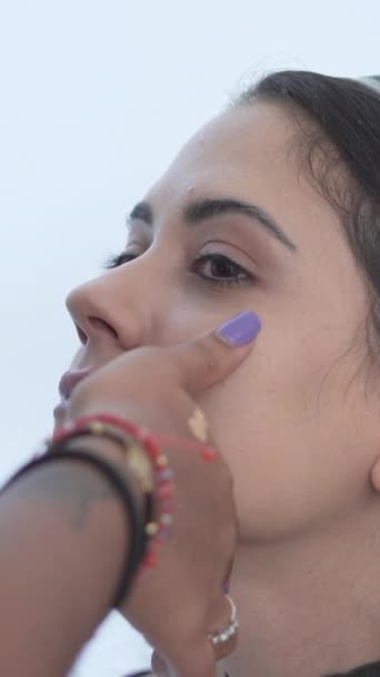 Makeup Artist Applies Liquid Foundation Στο Πρόσωπο Του Μοντέλου Κάθετη — Αρχείο Βίντεο