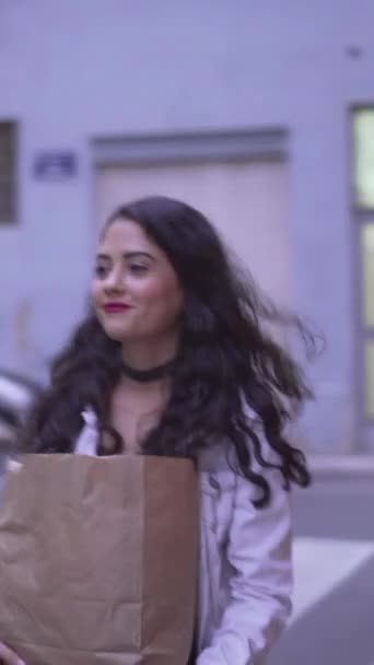 Spaanse Jonge Vrouw Die Straat Loopt Een Bruine Papieren Zak — Stockvideo
