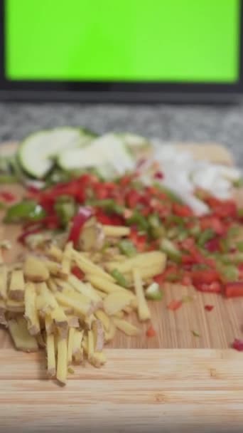 Mutfakta Sağlıklı Yemek Çin Kırmızı Capsicum Kesen Kadın Kapat Dikey — Stok video