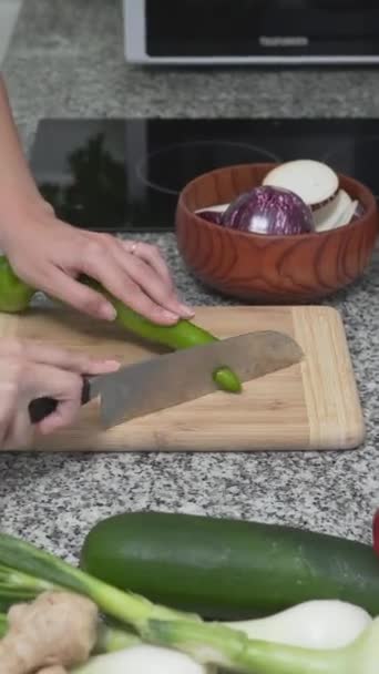 ガールはグリーンチリペッパーを卵のスライスが付いている木製のボールに注ぎます ハイアングル — ストック動画