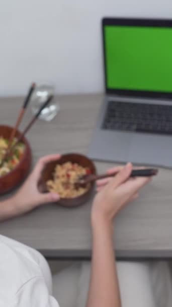 Dizüstü Bilgisayarının Önünde Pilav Yiyen Bir Kadının Yukarıdan Çekimi Dikey — Stok video