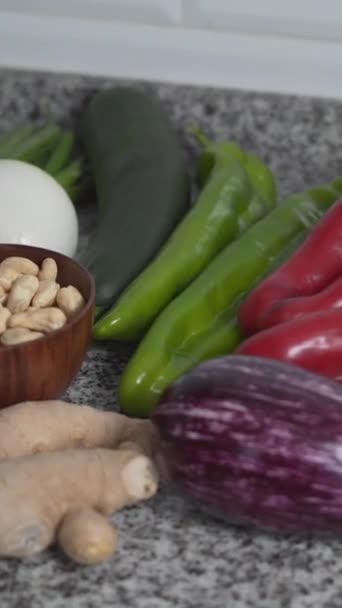 在厨房里放些生菜的腰果碗 垂直方向 — 图库视频影像