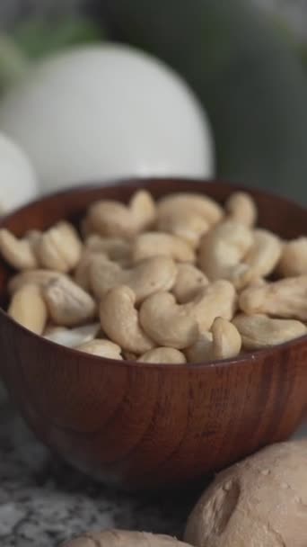 Färgglada Grönsaker Med Skål Cashew Nuts Köksbänken Pan Right Vertikalt — Stockvideo