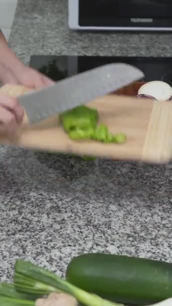 Gospodyni Domowa Robi Drewniane Miski Kuchni Szafka Podczas Gotowania Medium — Wideo stockowe
